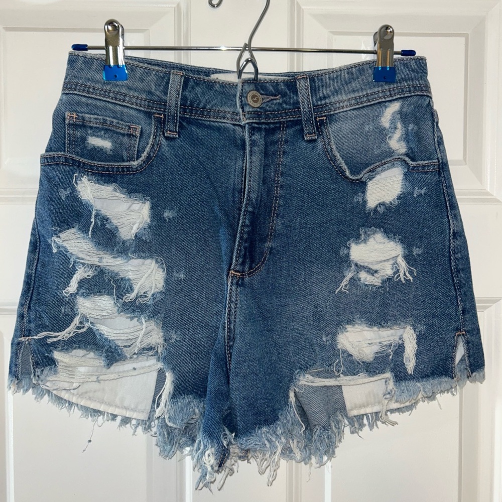 Hollister Curvy High-Rise Vintage Short 4” Jean shorts. Size 3 Waist 26.